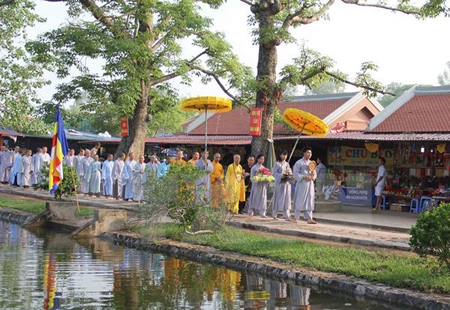 Một trong các nghi thức khai hội chùa Keo mùa thu 2016.